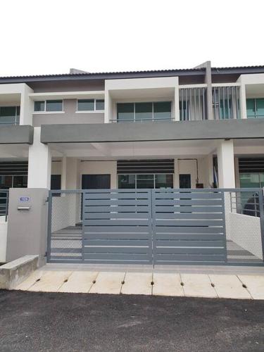 ein Gebäude mit einem blauen Zaun davor in der Unterkunft Yong Guesthouse in Kuala Kangsar