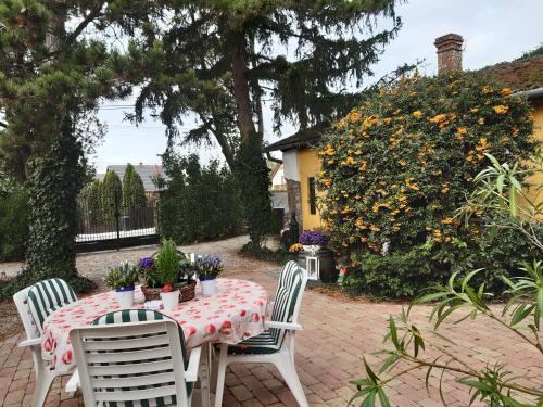 Gallery image of Villa-Magdi Vendégház in Révfülöp