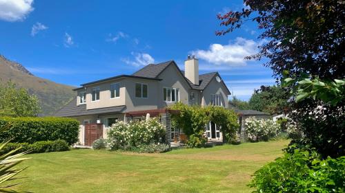 a house with a green yard at Queenstown Country Lodge in Queenstown