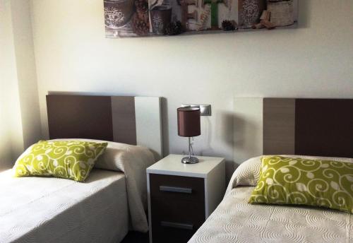 sypialnia z łóżkiem i lampką na szafce nocnej w obiekcie Luxury suite apartment w mieście Torrevieja