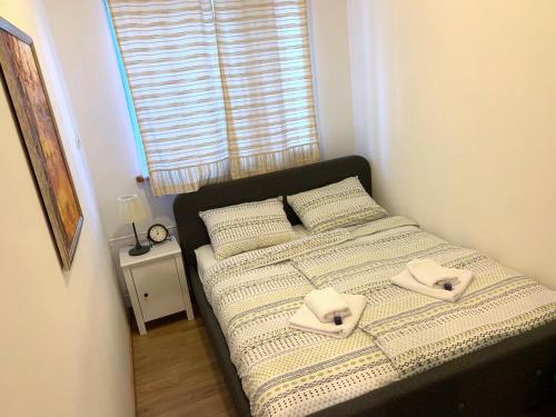 een slaapkamer met een bed met twee handdoeken erop bij Crystal Lakes Apartment in Plitvička Jezera