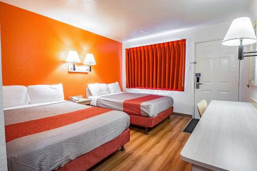 Llit o llits en una habitació de Motel 6-Salt Lake City, UT - West - Airport