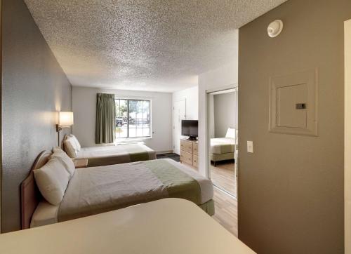 מיטה או מיטות בחדר ב-Studio 6-Murray, UT - Salt Lake City - Fort Union