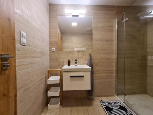 Kylpyhuone majoituspaikassa Apartmán Útulnô: Relax, sauna a výberová káva