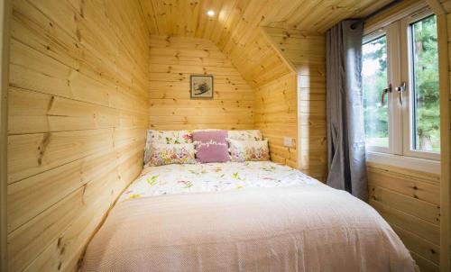 Katil atau katil-katil dalam bilik di Wildflower Meadow Cabins