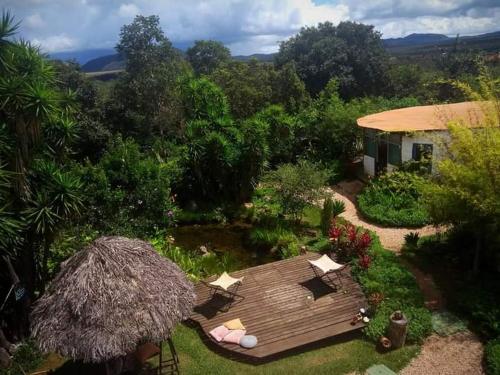 uma vista aérea de um jardim com um deque de madeira em Pousada Paralelo 14 em Alto Paraíso de Goiás