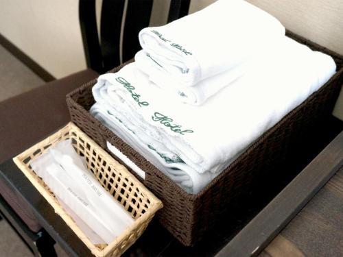 dos cestas de toallas sentadas en una mesa en Petit Hotel Blaneneige, en Nakafurano