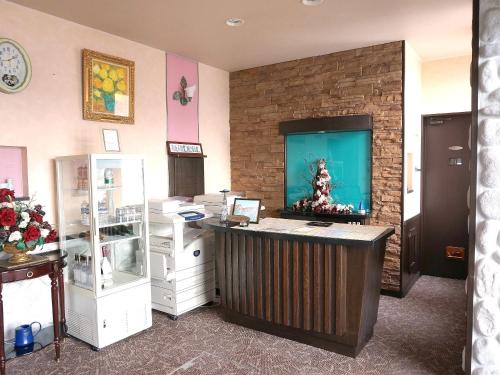 a shop with a fish tank in a room at Petit Hotel Blaneneige in Nakafurano