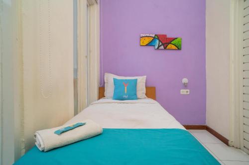 Ένα ή περισσότερα κρεβάτια σε δωμάτιο στο Sans Hotel Fif Fa Malang by RedDoorz