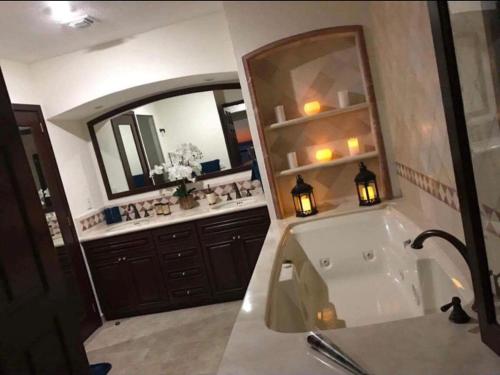 baño con bañera y espejo grande en Sonoran Sky Resort Oceanview Condo, en Puerto Peñasco