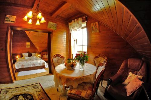 ein Schlafzimmer mit einem Tisch und einem Bett in einem Zimmer in der Unterkunft Apartmánový dom Slniečko in Liptovský Ján