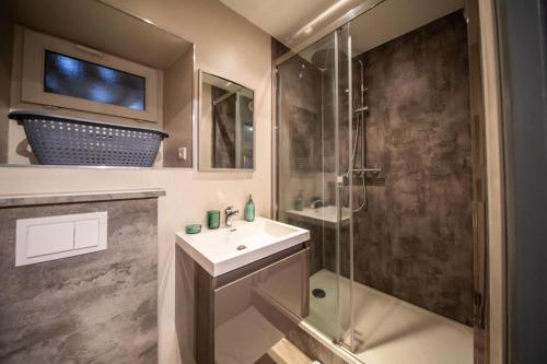 a bathroom with a sink and a shower at LA MADELEINE -GARE - CENTRE-VILLE - Home-One in Saint-Vit