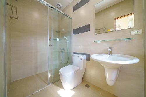 ein Bad mit einem WC, einem Waschbecken und einer Dusche in der Unterkunft Dreams Come True B&B in Xingjian