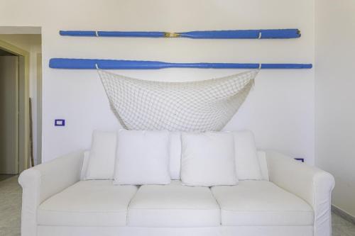 a white couch with a net on the wall at Andrew'S home - Playita in Torre Pali 