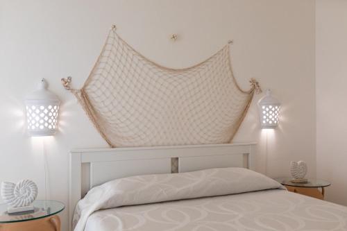 a bedroom with a bed with a large headboard at Andrew'S home - Playita in Torre Pali 