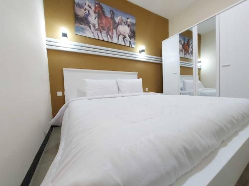 Rons City Hotel near Simpang Lima Semarang Mitra RedDoorzにあるベッド