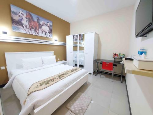 Rons City Hotel near Simpang Lima Semarang Mitra RedDoorzにあるベッド