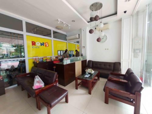 Rons City Hotel near Simpang Lima Semarang Mitra RedDoorzにあるシーティングエリア