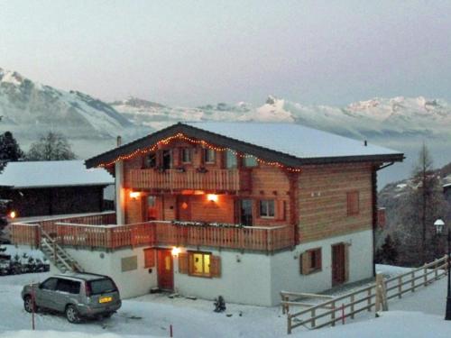 une maison avec une voiture garée devant elle dans la neige dans l'établissement Luxury Chalet with Jacuzzi in La Tzoumaz, à La Tzoumaz