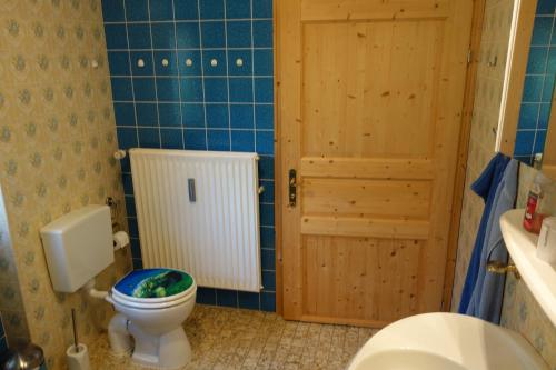 a bathroom with a toilet with a bowl on the floor at Ferienwohnung Hergesell in Marktschellenberg