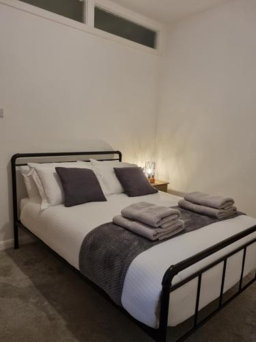 Katil atau katil-katil dalam bilik di Spacious and Modern Town House close to The Lake District