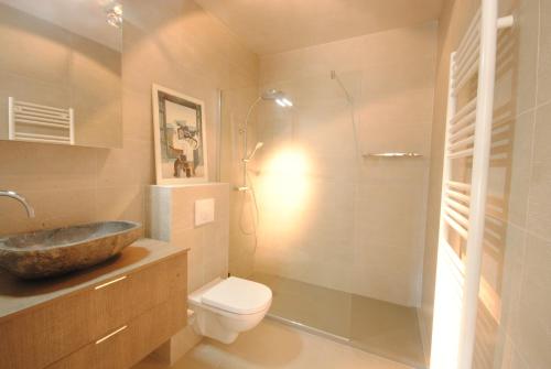 une salle de bain avec un lavabo, des toilettes et une douche dans l'établissement Saint ChristopheONI4041, à Cannes