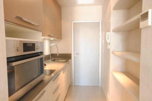 une cuisine avec un évier et une cuisinière four supérieur dans l'établissement Saint ChristopheONI4041, à Cannes