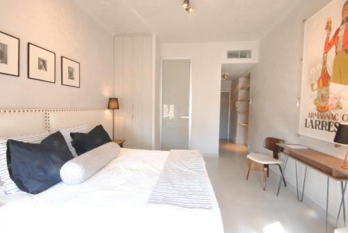 une chambre avec un lit blanc et un bureau dans l'établissement Saint ChristopheONI4041, à Cannes