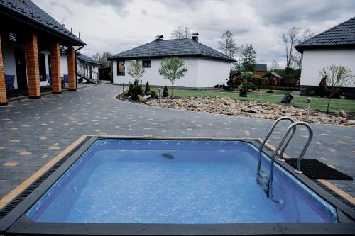 VarashにあるGreen Zoneの家のある庭のスイミングプール