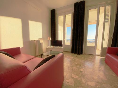 - un salon avec un canapé, une table et des fenêtres dans l'établissement GALIAfon5581, à Cannes