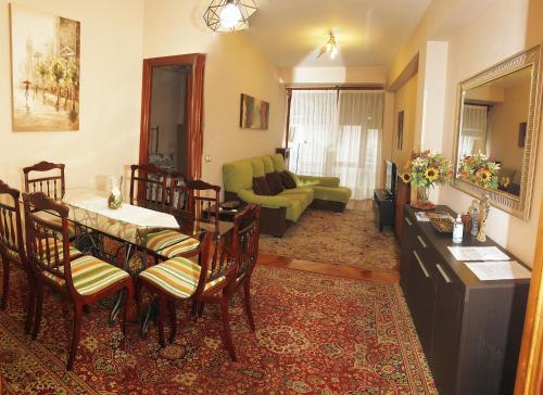 A seating area at Apartamento en el corazón de Gijón con parking incluido, VUT 78