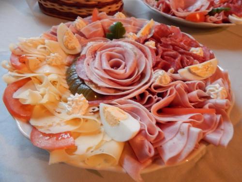 einen Kuchen mit vielen verschiedenen Arten von Speisen auf dem Tisch in der Unterkunft Penzion Stará hospoda in Sokolov