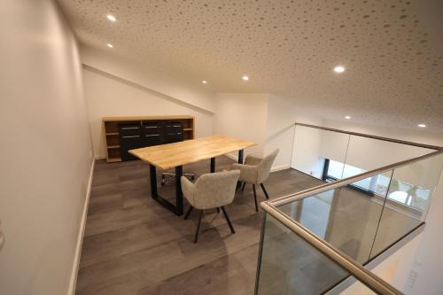 a dining room with a wooden table and chairs at Loft- Ferienwohnung perfekt für Fahrradfahrer in Nortrup