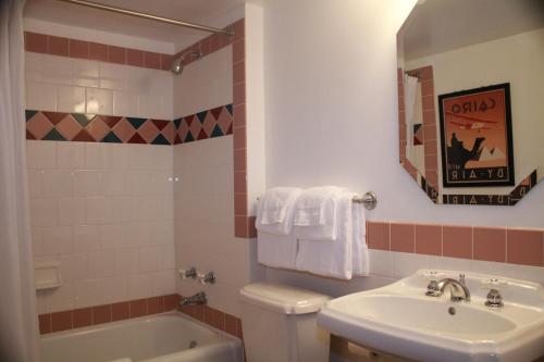 e bagno con lavandino, servizi igienici e vasca. di Boulder Dam Hotel a Boulder City