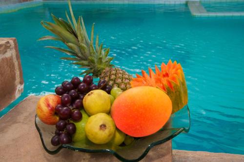 a bowl of fruit sitting on top of a table at Hotel Jangadeiro in Recife