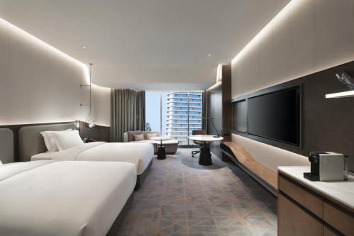 Ένα ή περισσότερα κρεβάτια σε δωμάτιο στο Crowne Plaza Wuhan Optics Valley by IHG