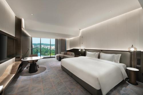 Ένα ή περισσότερα κρεβάτια σε δωμάτιο στο Crowne Plaza Wuhan Optics Valley by IHG