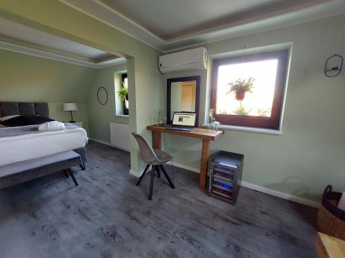 Schlafzimmer mit einem Bett, einem Schreibtisch und einem Fenster in der Unterkunft Hotel Hilleringmann in Unna