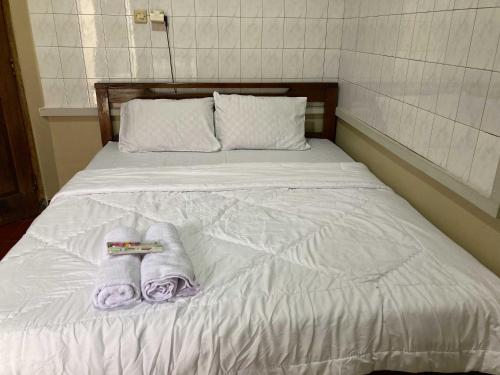 Кровать или кровати в номере Flamboyan Homestay 1 Dieng Syariah RedPartner