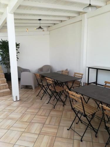 a dining room with a table and chairs at Bianco Sale Trapani in Rilievo