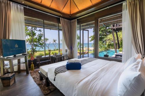 Postel nebo postele na pokoji v ubytování Nirvana Beach Resort, Koh Lanta SHA Extra Plus