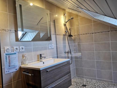 une salle de bain avec un lavabo et un miroir dans l'établissement Appart T4 72m2 à Baratier entre les Orres et Embrun à coté du lac de Serre Ponçon., à Baratier