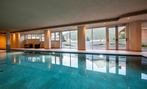 Bazén v ubytování Design & Suite Hotel Ciarnadoi nebo v jeho okolí