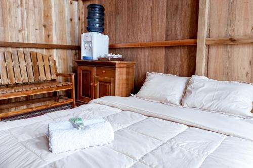 Postel nebo postele na pokoji v ubytování Green Paradise Pagar Alam Resort Mitra RedDoorz