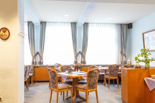 a dining room with a table and chairs at Hotel Kelkheimer Hof in Kelkheim