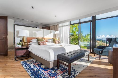 1 dormitorio con cama grande y ventana grande en Mizpe Hayamim by Isrotel Exclusive, en Rosh Pina