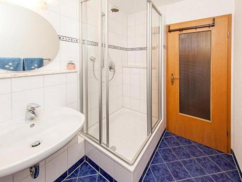 uma casa de banho com um chuveiro e um lavatório. em Ferienwohnung Moritz em Reit im Winkl