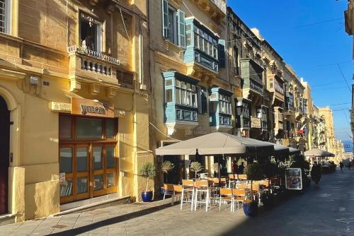 Foto dalla galleria di Valletta Collection - Merchant Str Apartment with large yard a La Valletta