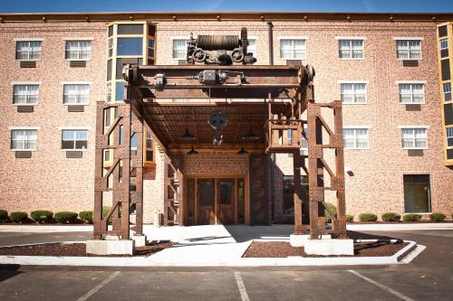 ein Gebäude mit einer großen Struktur davor in der Unterkunft Ironworks Hotel in Beloit