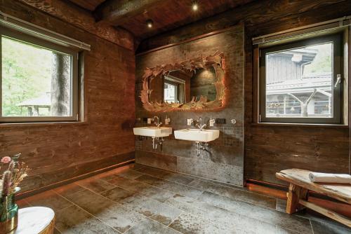 uma casa de banho com 2 lavatórios e um espelho em Timberjacks Siegen Motel em Siegen
